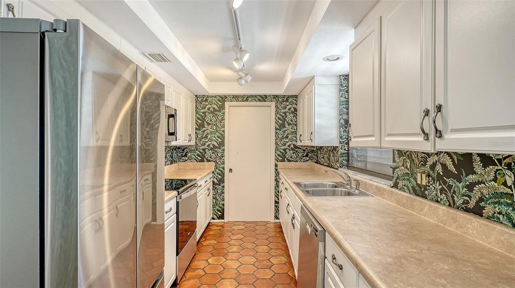 222 Beach Road, Unit 7 Sarasota, FL 34242 - Photo 21 of 61 Gallery Image 21