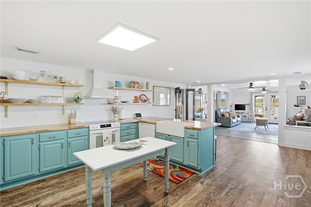 243 East 1st Street Midway, GA 31320 - Photo 4 of 35