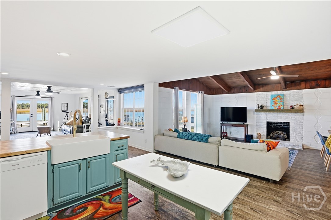 243 East 1st Street Midway, GA 31320 - Photo 5 of 35