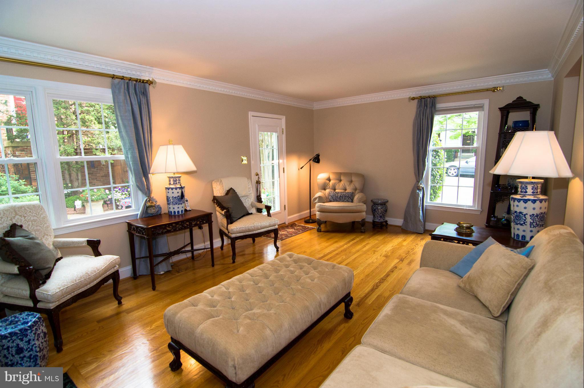 6746 Towne Lane Road McLean, VA 22101 - Photo 11 of 30 Living Room
