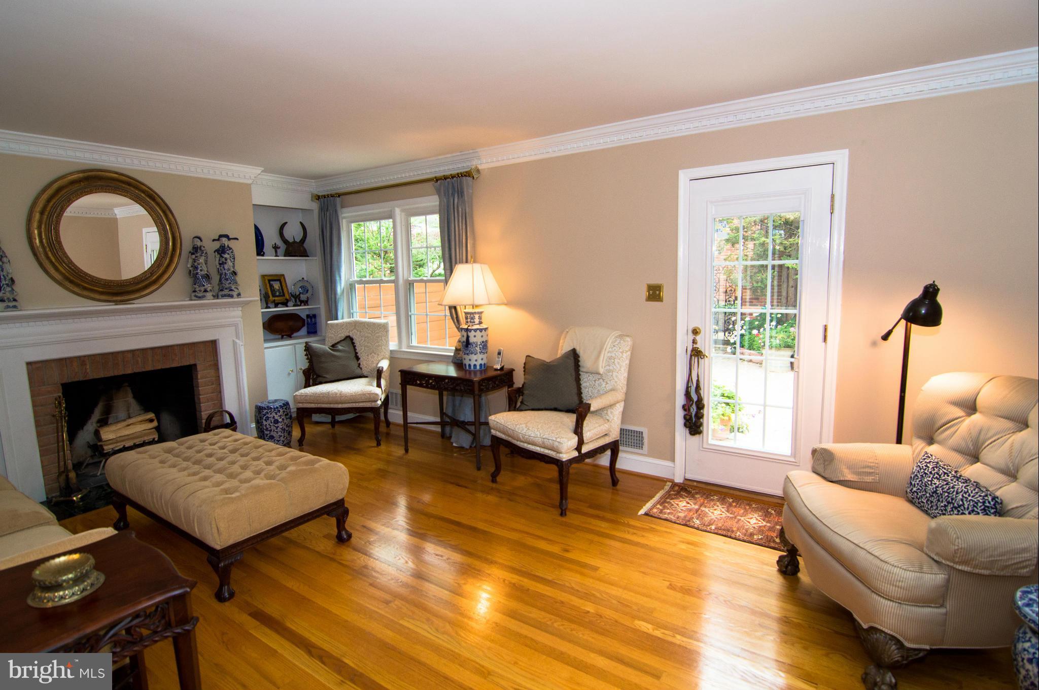 6746 Towne Lane Road McLean, VA 22101 - Photo 10 of 30 Living Room
