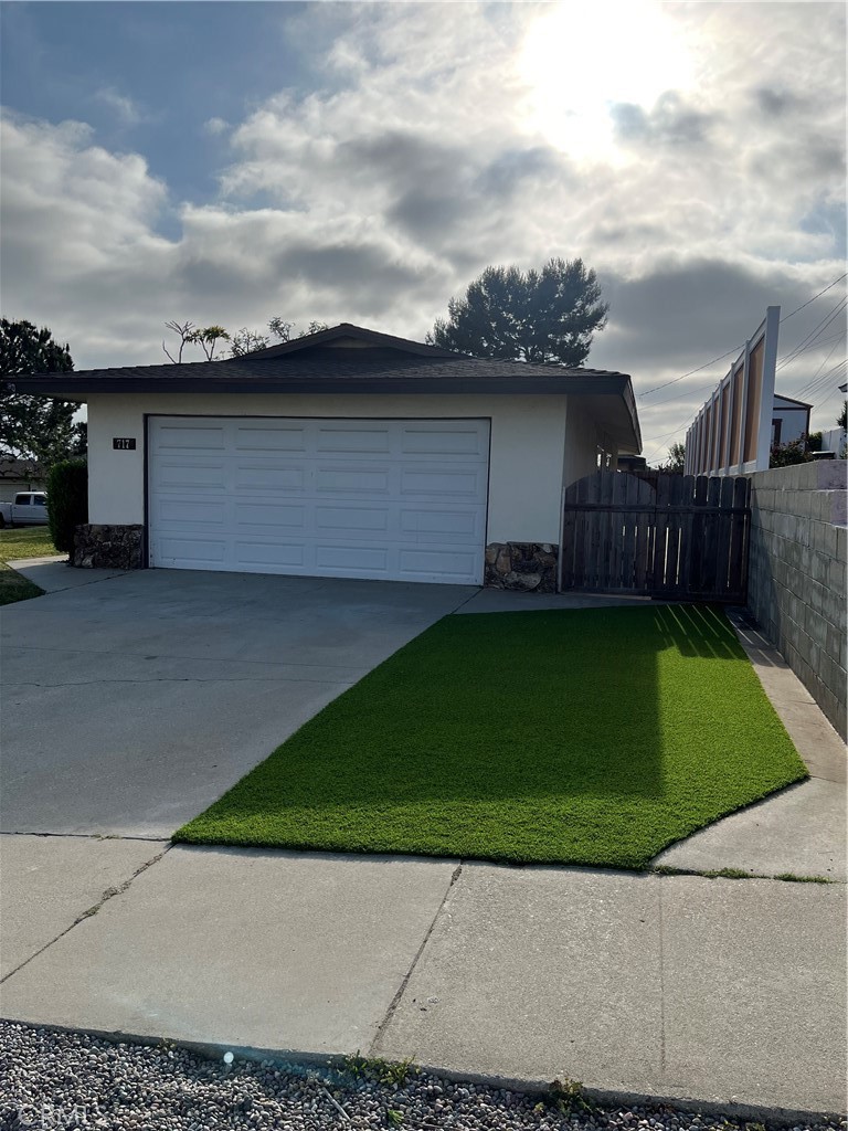 717 Naramore Way Redondo Beach, CA 90278 - Photo 10 of 16 a view of a yard in front of a house