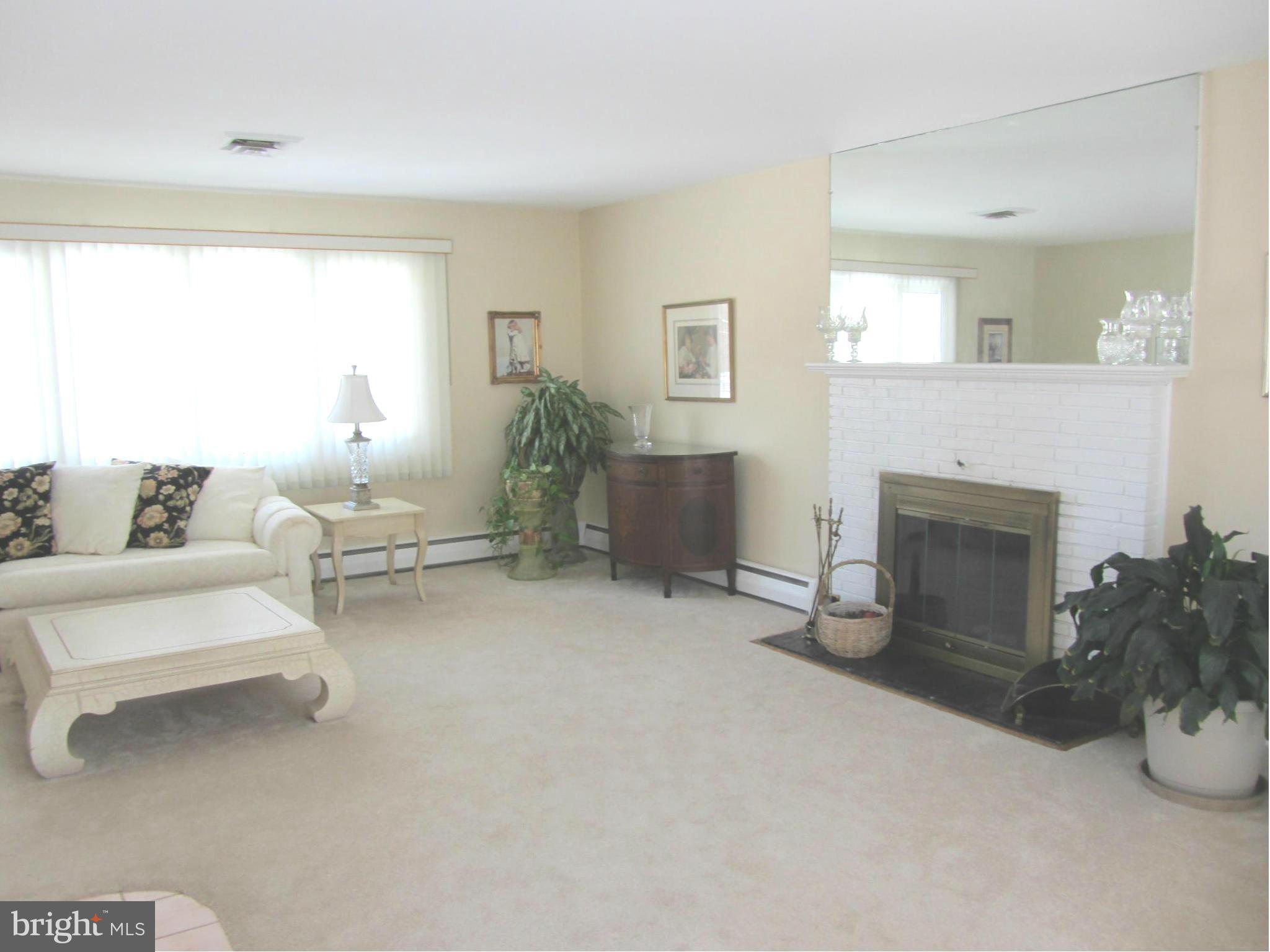 601 Sadler Road Baltimore, MD 21286 - Photo 8 of 30 Spacious Living Room