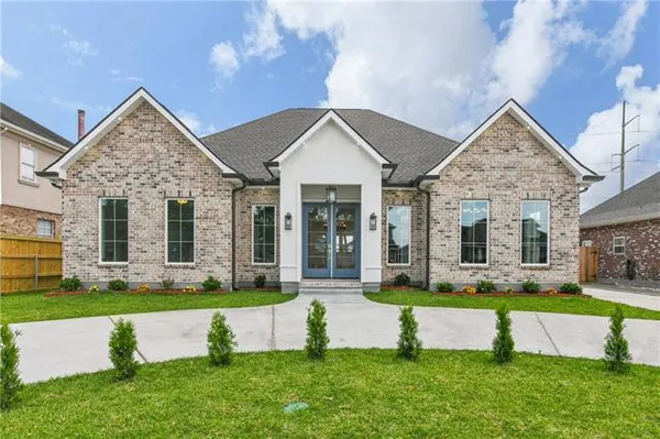 $590,000 | 1105 Lake Frances Drive, Gretna, LA 70056