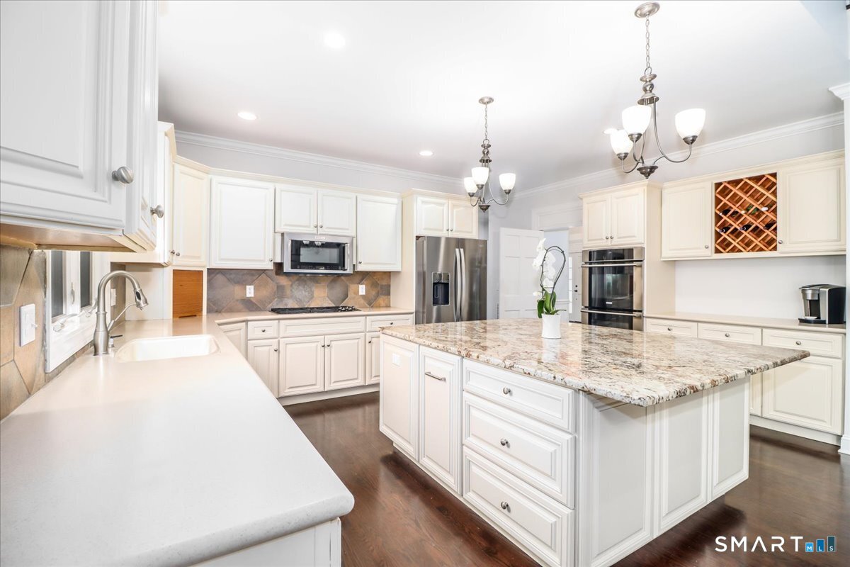 8 Encampment Place Ridgefield, CT 06877 - Photo 15 of 40 Eat In Kitchen