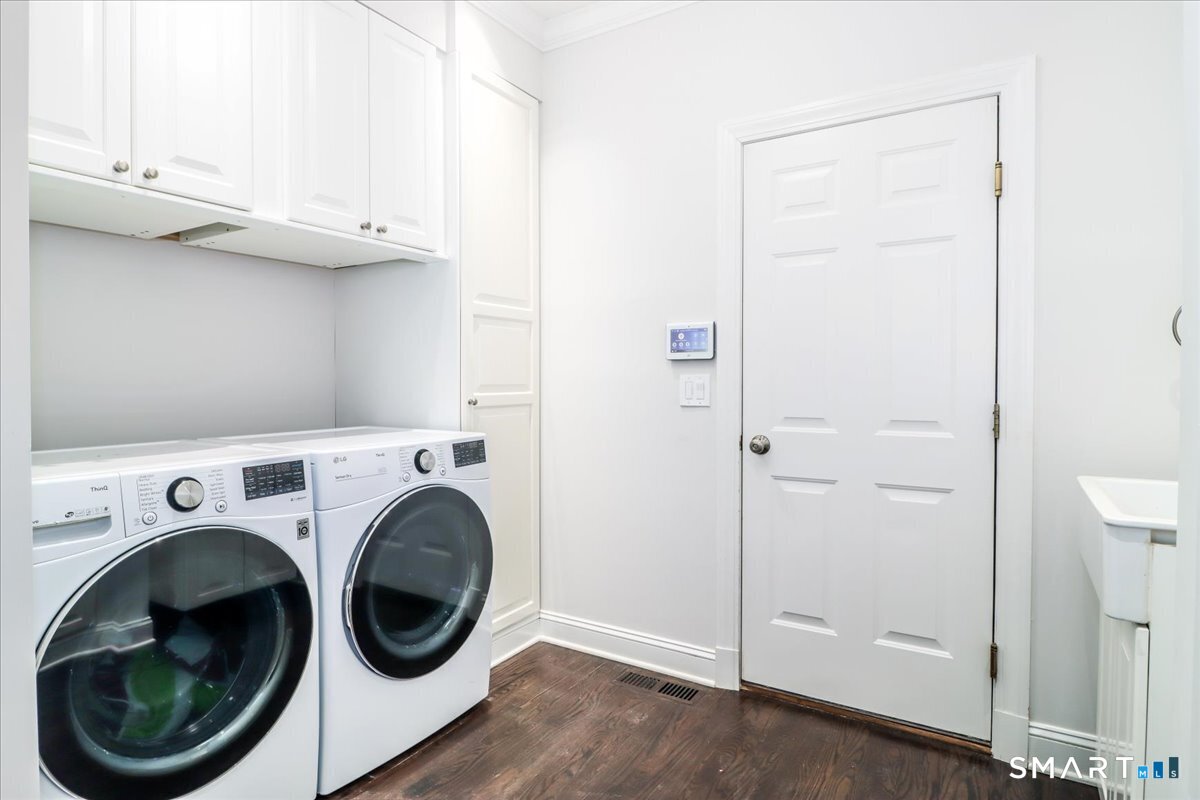 8 Encampment Place Ridgefield, CT 06877 - Photo 21 of 40 Laundry Room