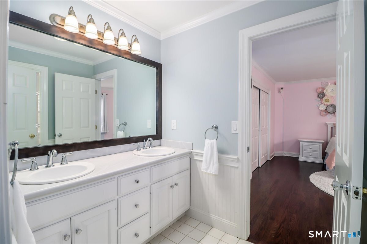 8 Encampment Place Ridgefield, CT 06877 - Photo 28 of 40 Jack-n-Jill Bathroom