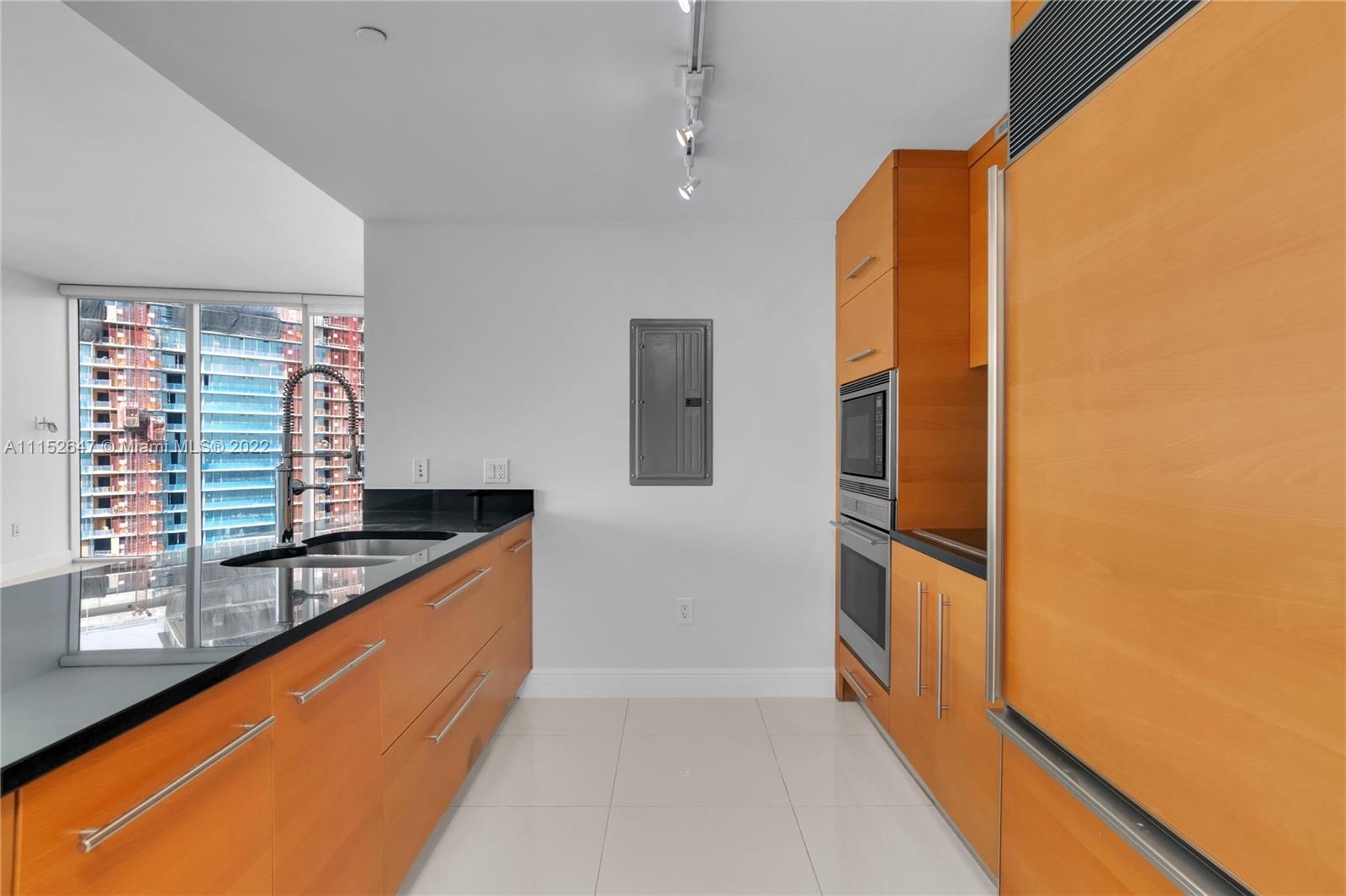 465 Brickell Avenue, Unit 5002 Miami, FL 33131 - Photo 14 of 26 a room with windows