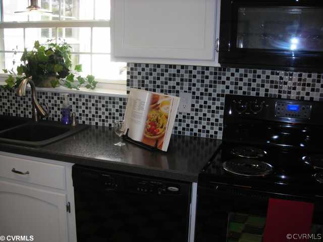 9131 Rutland Road Mechanicsville, VA 23116 - Photo 5 of 12 Kitchen - FULLY RENOVATED EAT-IN KITCHEN WITH ALL APPLIANCES ...FEATURING GLASS TILE BACKSPLASH.