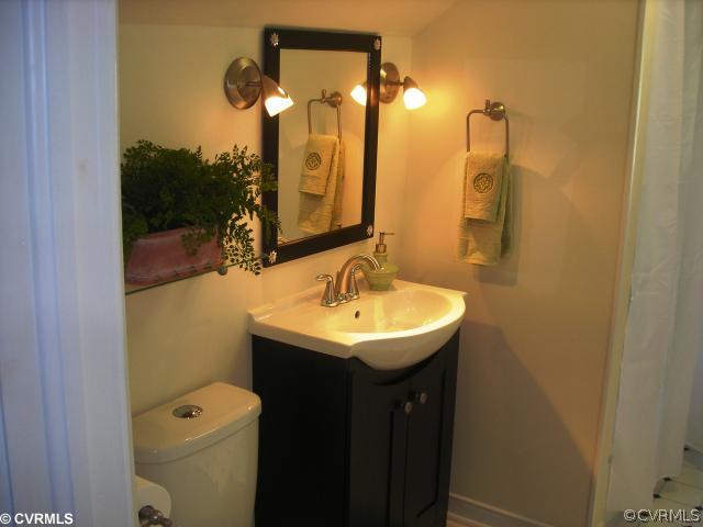 9131 Rutland Road Mechanicsville, VA 23116 - Photo 10 of 12 Other - REFRESHINGLY BRIGHT & APPEALING UPSTAIRS BATHROOM...