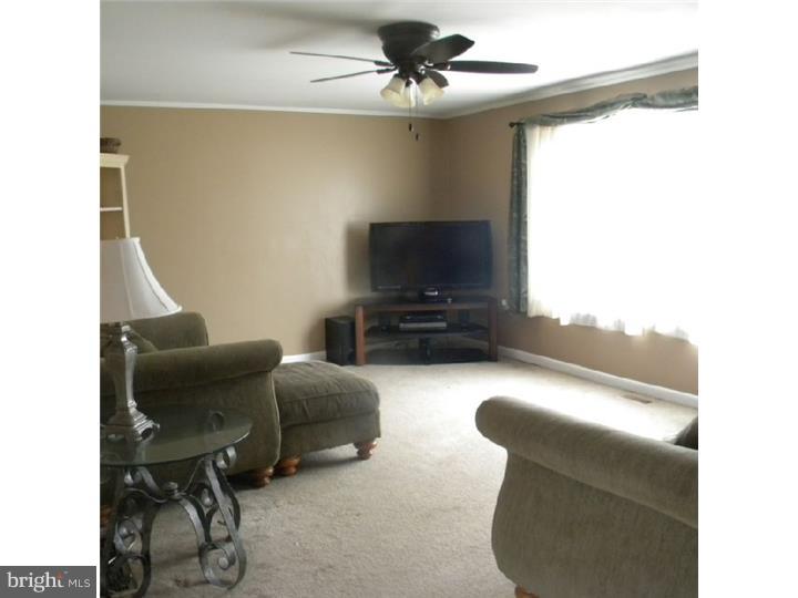 937 Kearsley Road Sicklerville, NJ 08081 - Photo 2 of 16 Living Room