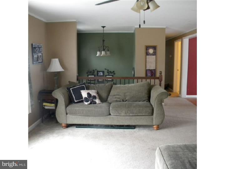 937 Kearsley Road Sicklerville, NJ 08081 - Photo 3 of 16 Living Room
