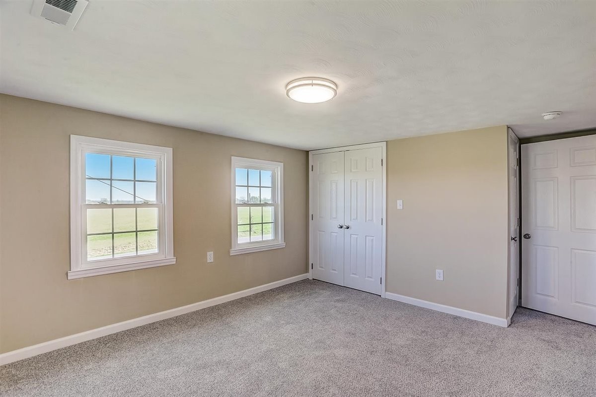 555 White Road Portland, TN 37148 - Photo 15 of 30 an empty room with windows and closet