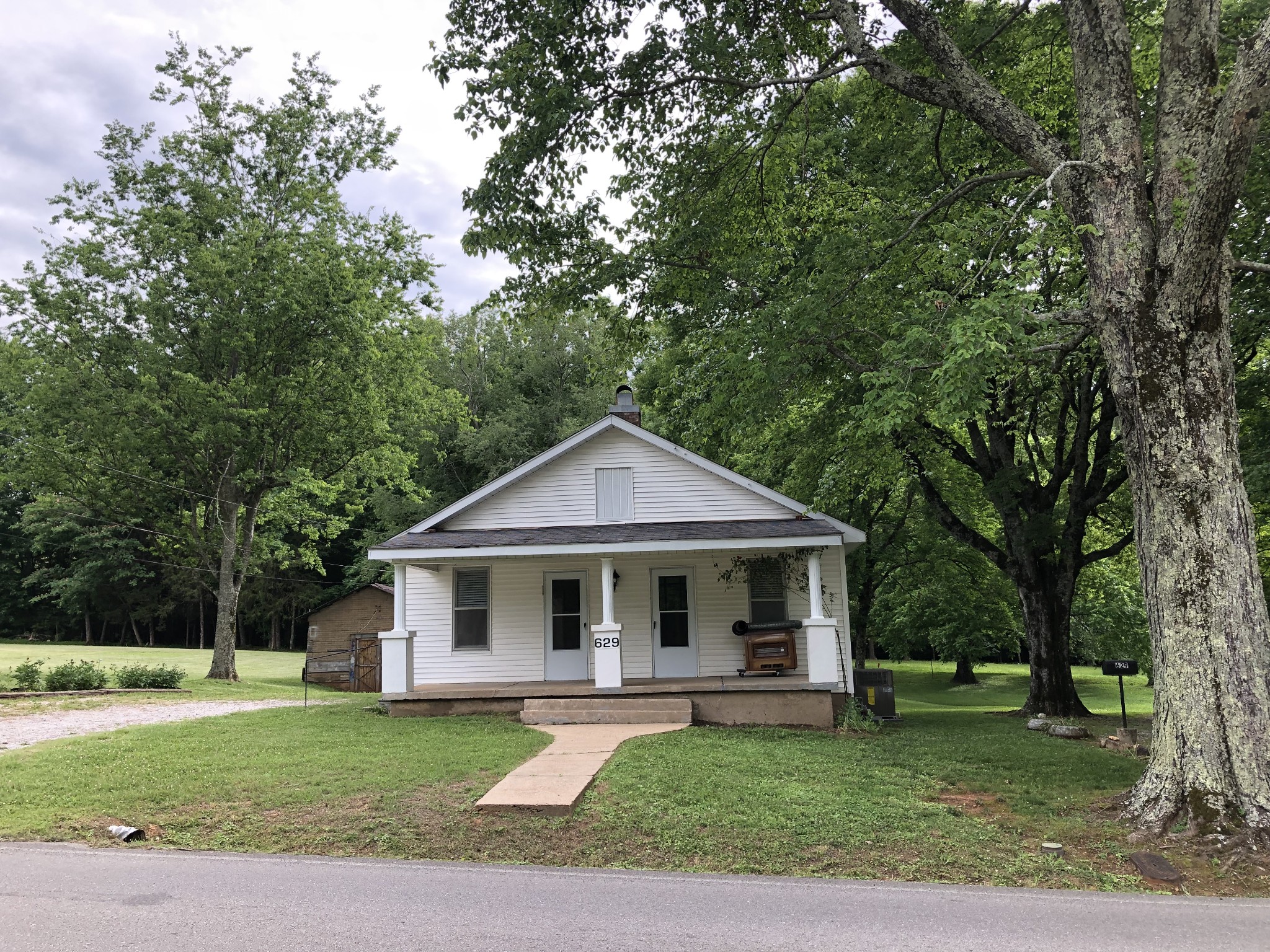 629 A Fall River Road Lawrenceburg, TN 38464 - Photo 33 of 38 a front view of a house with a garden