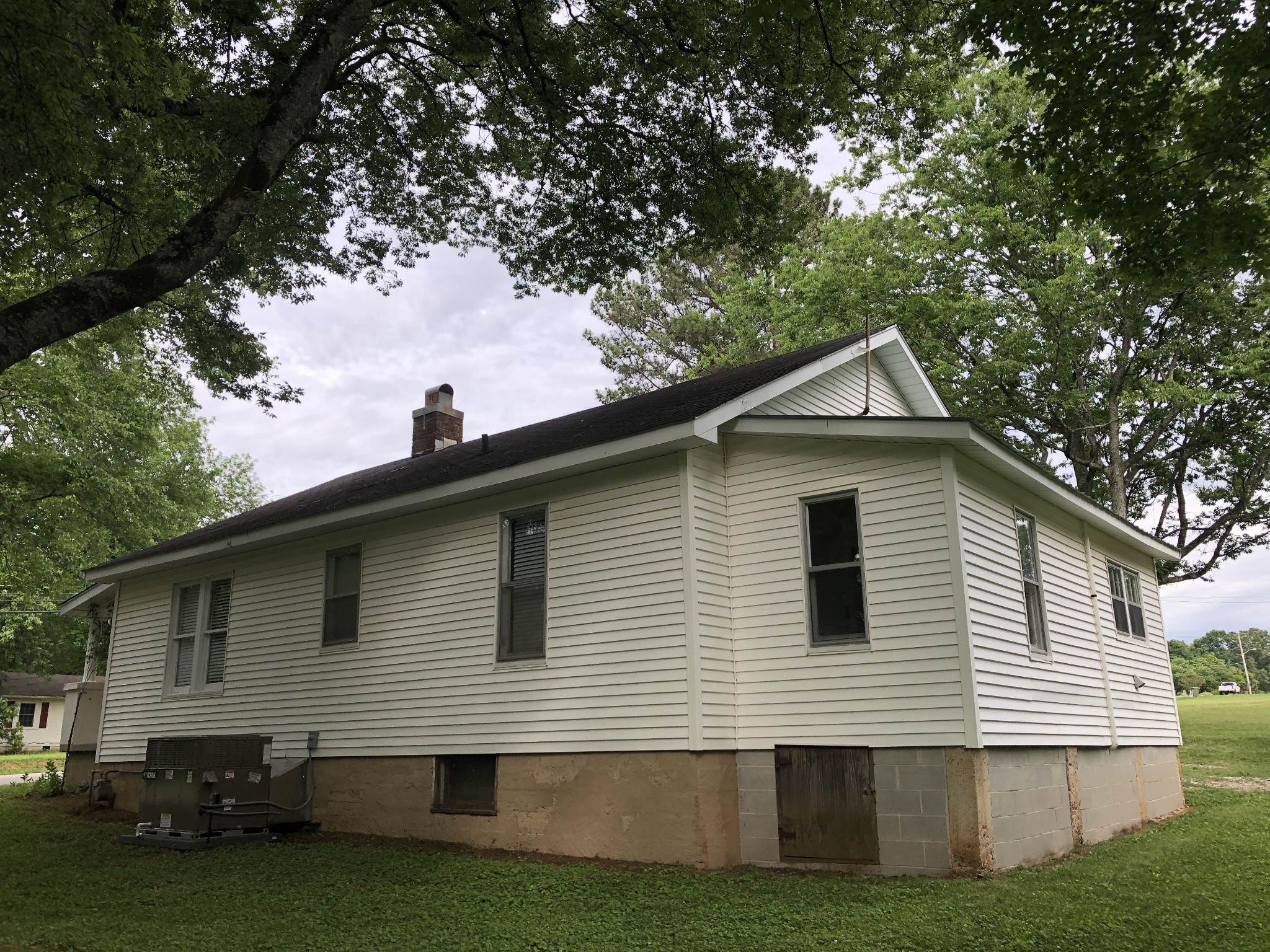 629 A Fall River Road Lawrenceburg, TN 38464 - Photo 34 of 38 a front view of a house with a yard