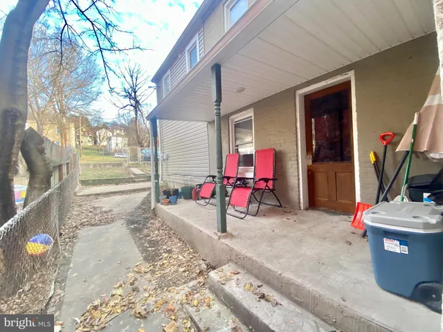 a view of a yard in front of a house