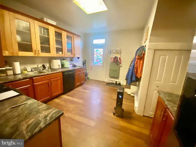 a view of a livingroom with furniture and a dining table