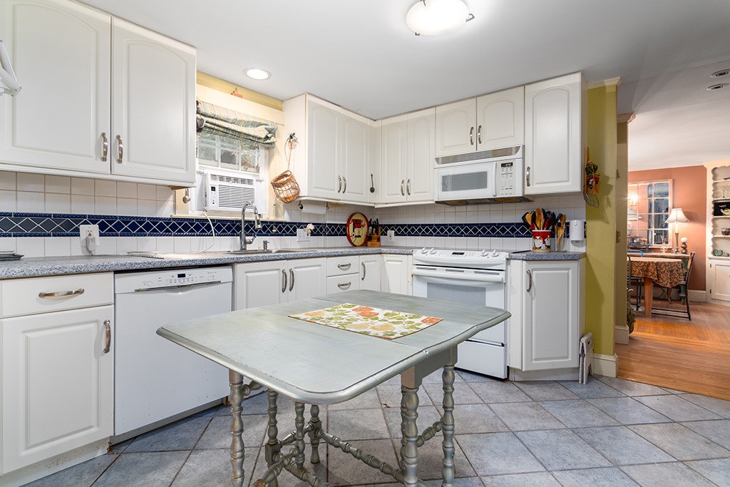 78 Westfield Road Warwick, RI 02888 - Photo 3 of 27 Gallery Image 3