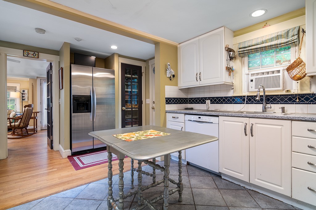 78 Westfield Road Warwick, RI 02888 - Photo 4 of 27 Gallery Image 4