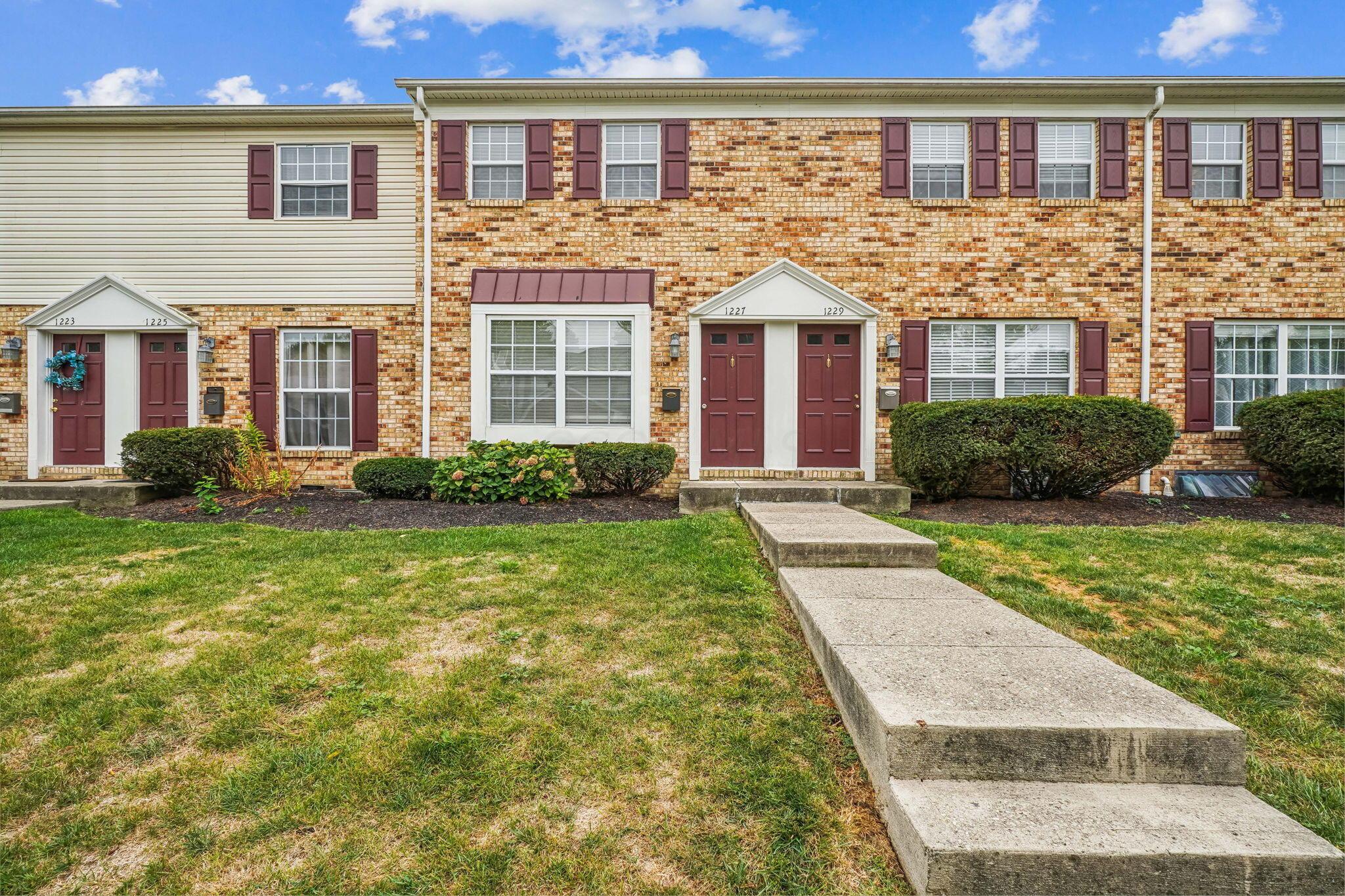 1227 Weybridge Road Columbus, OH 43220 - Photo 1 of 32 Front View