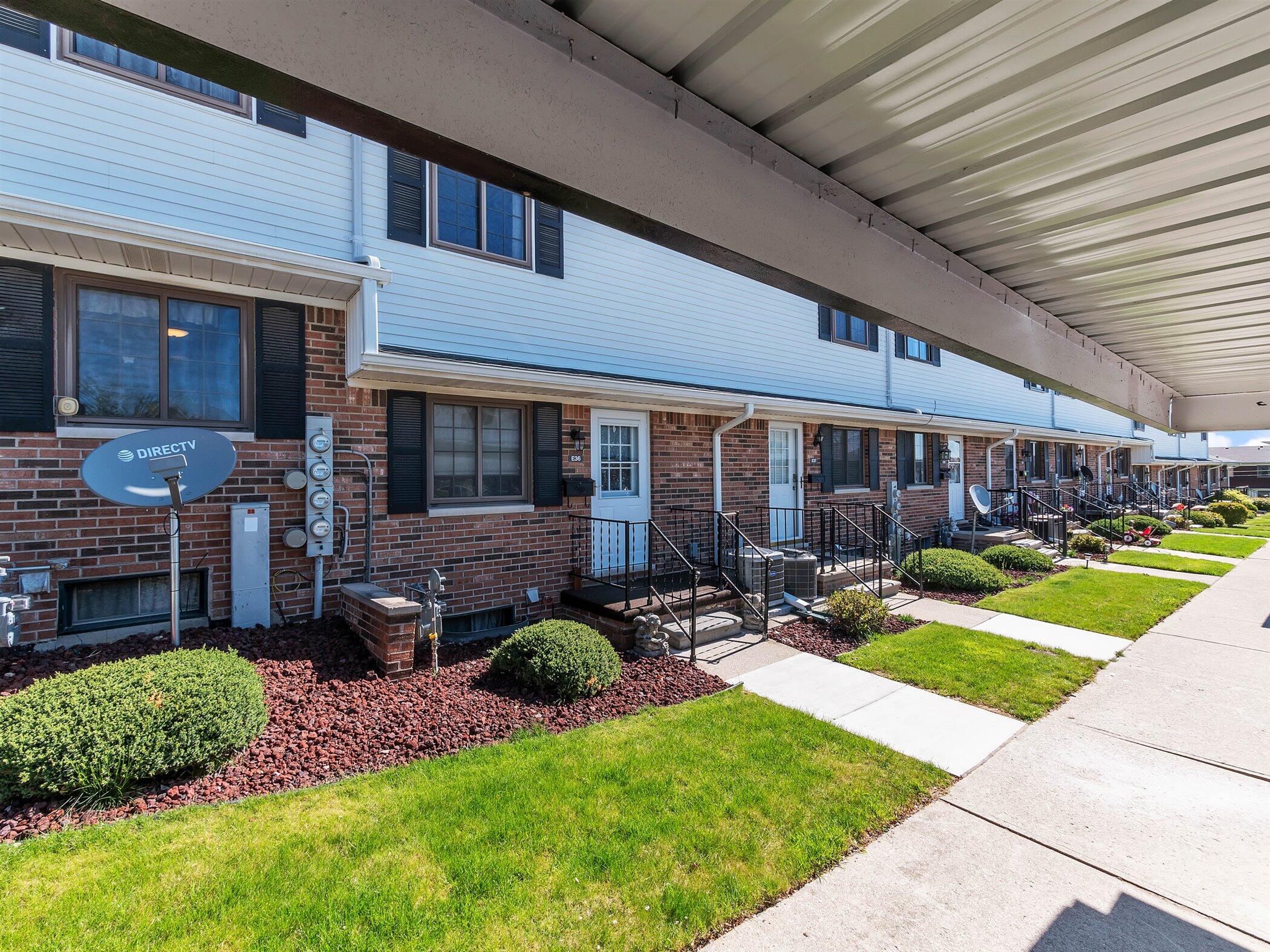 125 Cuttle Road, Unit E36 Marysville, MI 48040 - Photo 2 of 40 02-125 Cuttle Rd, E36-WindowStill-Real-E
