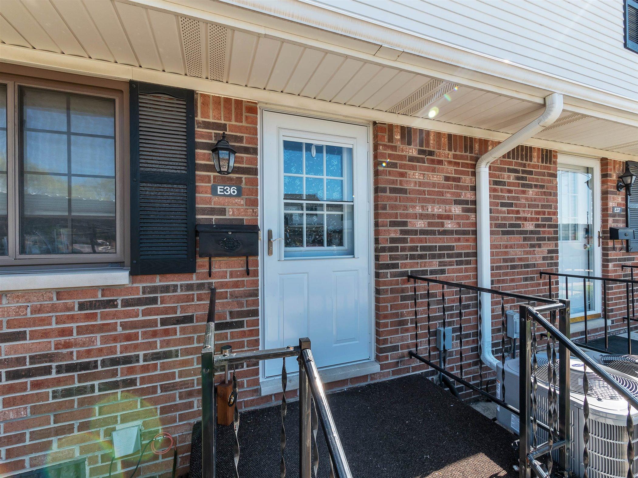 125 Cuttle Road, Unit E36 Marysville, MI 48040 - Photo 5 of 40 05-125 Cuttle Rd, E36-WindowStill-Real-E