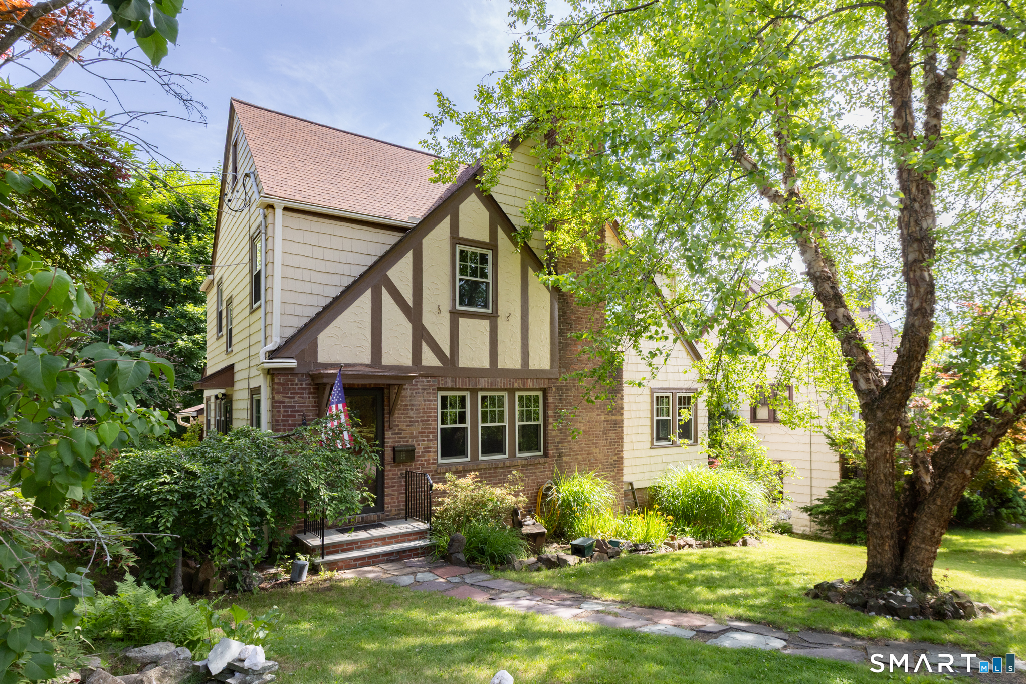127 Roger Road New Haven, CT 06515 - Photo 1 of 40