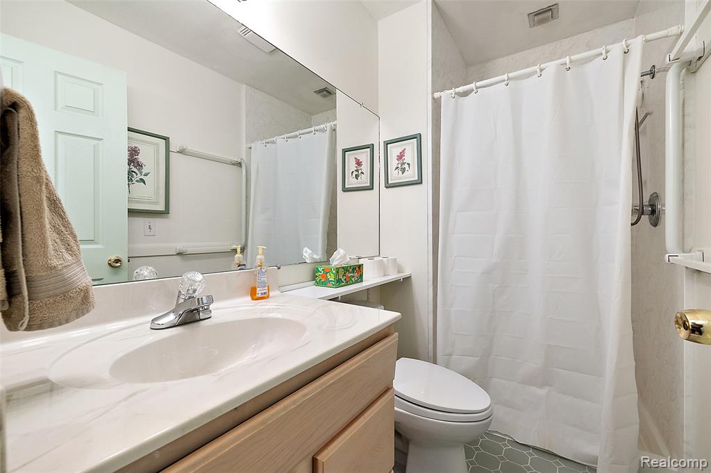 23243 Farmington Road Farmington, MI 48336 - Photo 23 of 40 Gallery Image 23