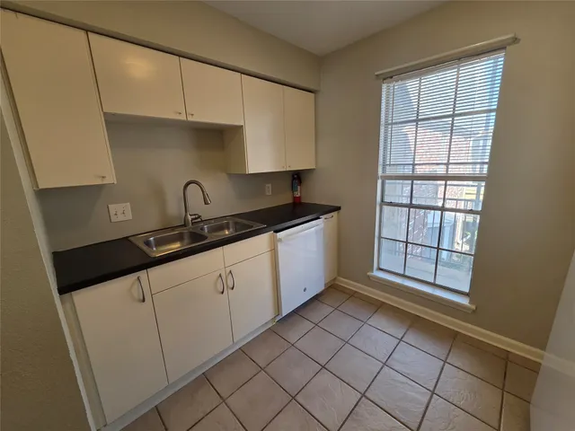 $1,300 | 217 Church Street, Unit 208, Galveston, TX 77550