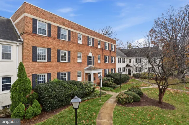 $349,900 | 1317 South Walter Reed Drive, Unit 17201, Arlington, VA 22204