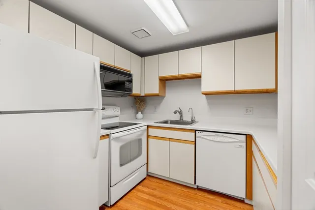 $399,000 | 100 Ledgewood Drive, Unit 117, Stoneham, MA 02180