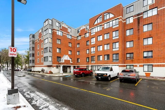 $399,000 | 100 Ledgewood Drive, Unit 117, Stoneham, MA 02180