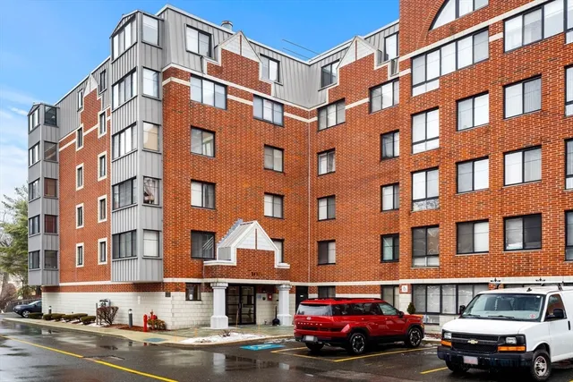 $399,000 | 100 Ledgewood Drive, Unit 117, Stoneham, MA 02180