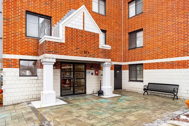 $399,000 | 100 Ledgewood Drive, Unit 117, Stoneham, MA 02180