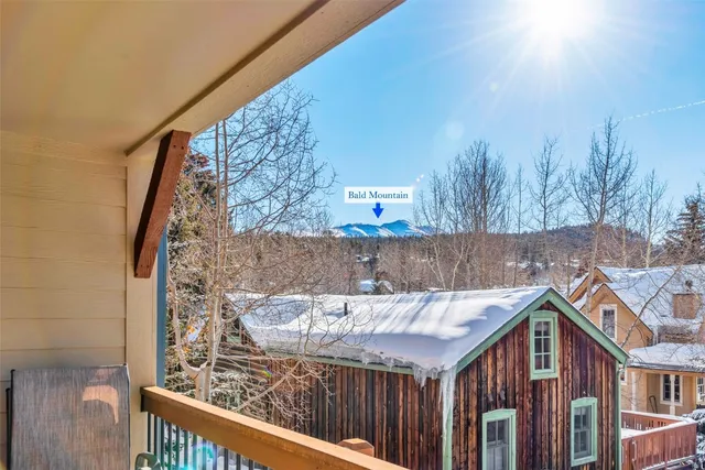a room with lots of tables and chairs