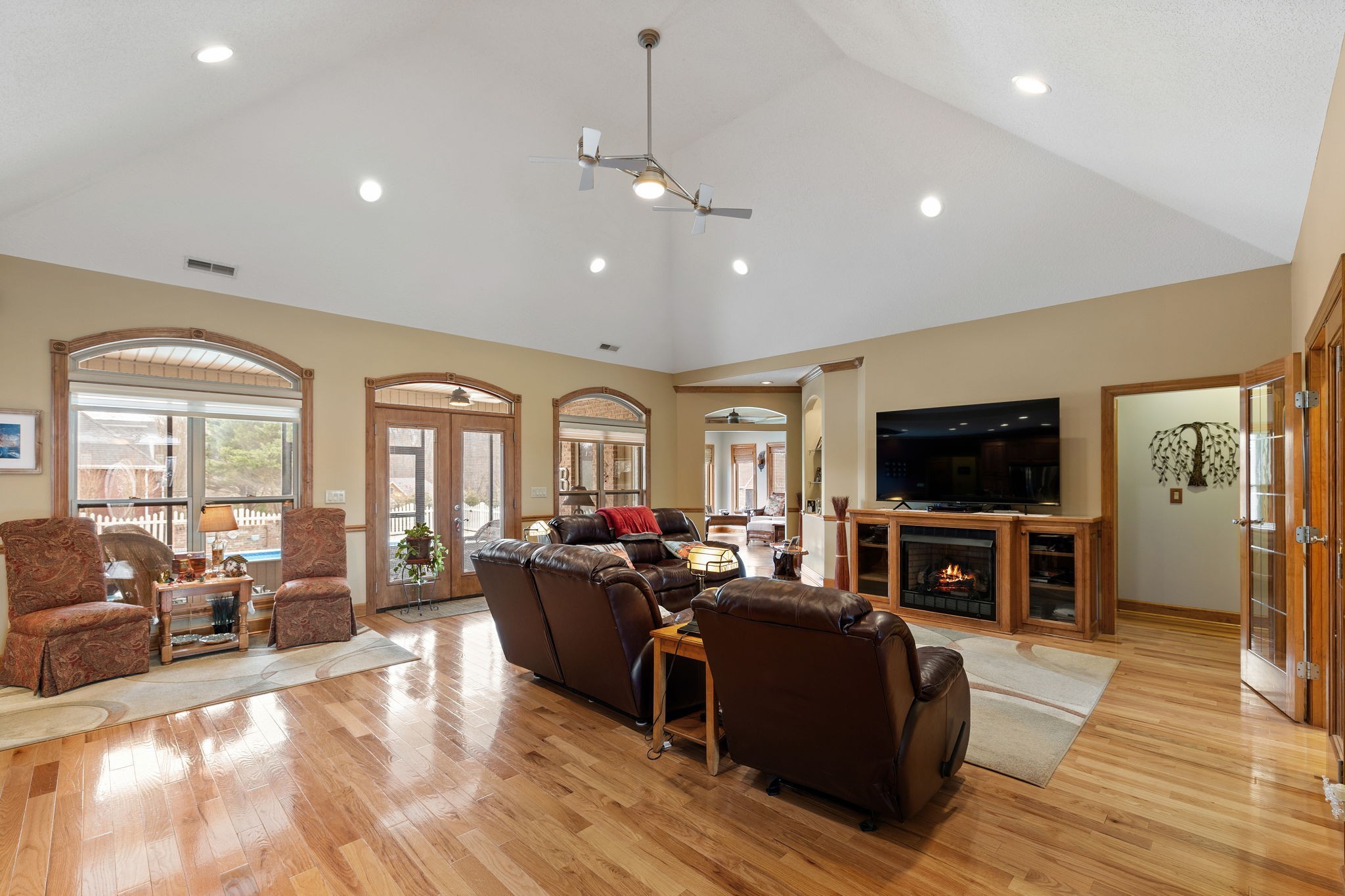 469 Pickney Road Winchester, TN 37398 - Photo 15 of 49 Great Room has vaulted ceiling.
