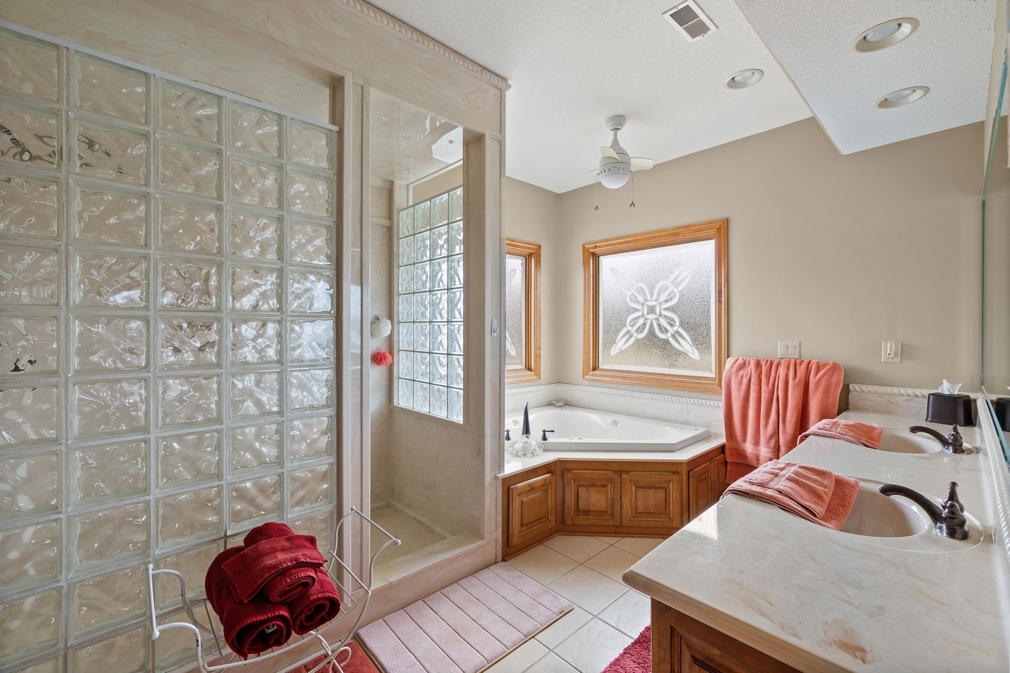469 Pickney Road Winchester, TN 37398 - Photo 23 of 49 Primary Bath with jetted spa tub, marble tile shower and double vanity.