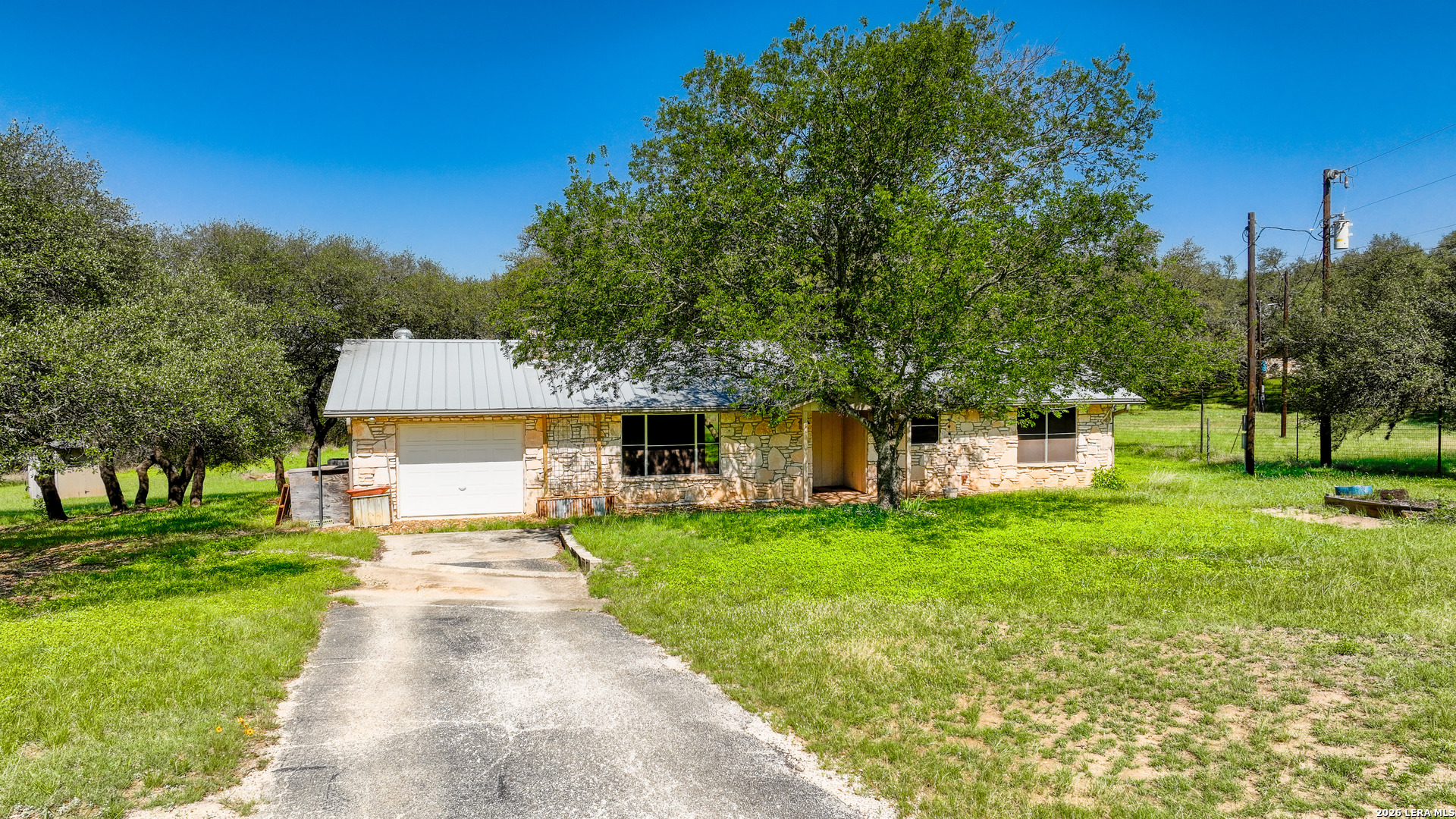 101 Diamond J Road South Pipe Creek, TX 78063 - Photo 2 of 32