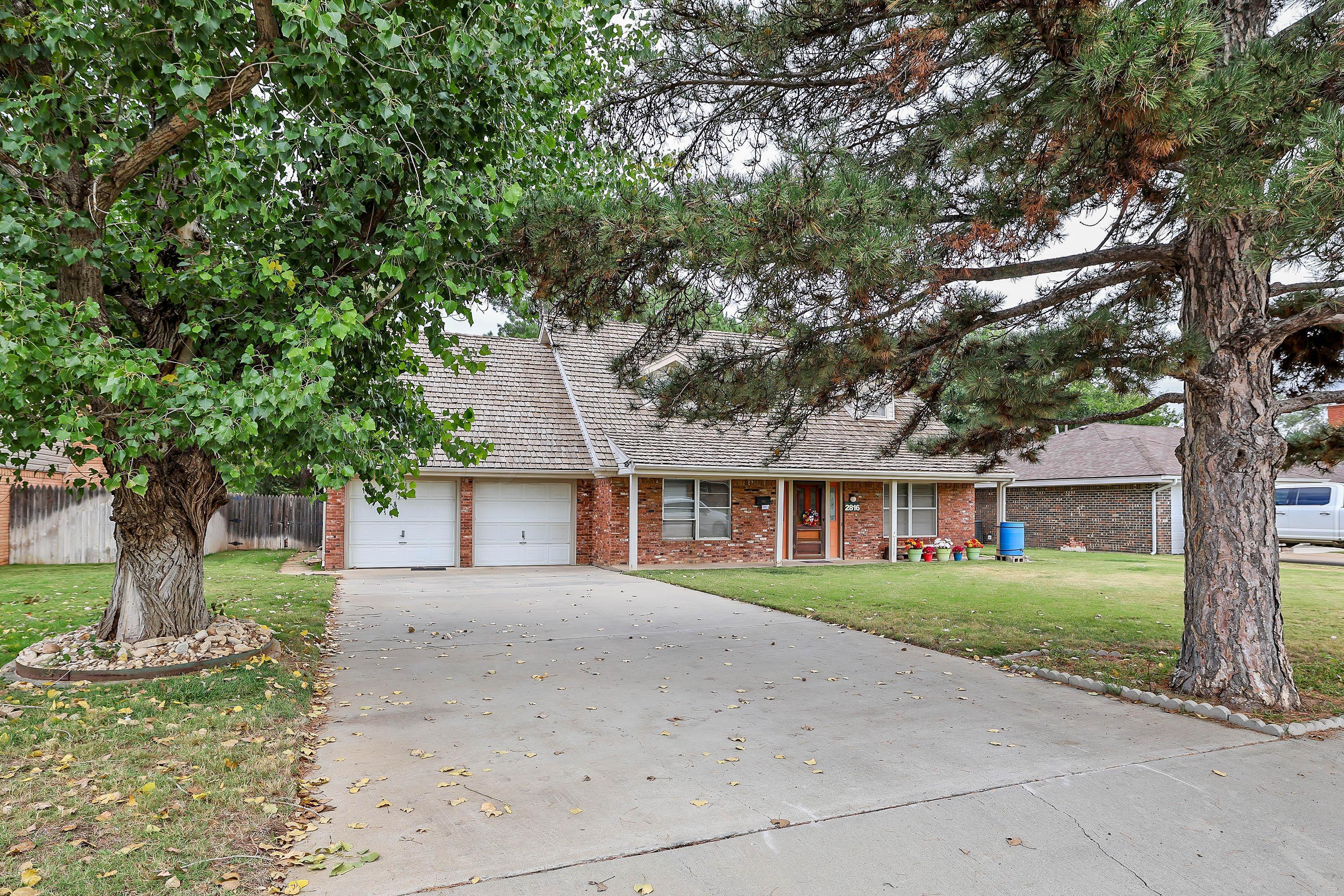 2816 Lloyd Drive Amarillo, TX 79110 - Photo 3 of 29 front view of a house with a yard