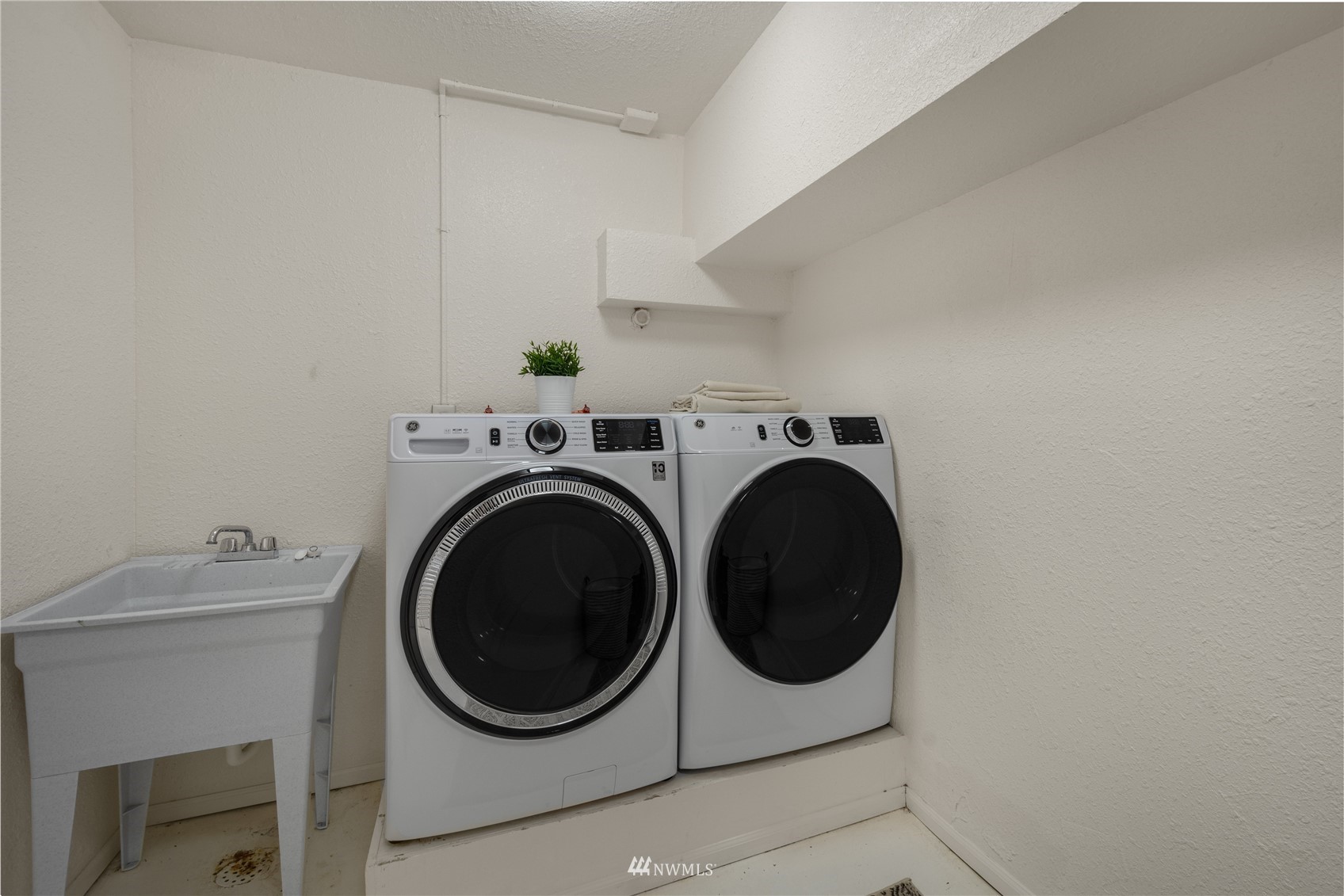 831 Pine Street Edmonds, WA 98020 - Photo 25 of 35 a utility room with dryer and washer