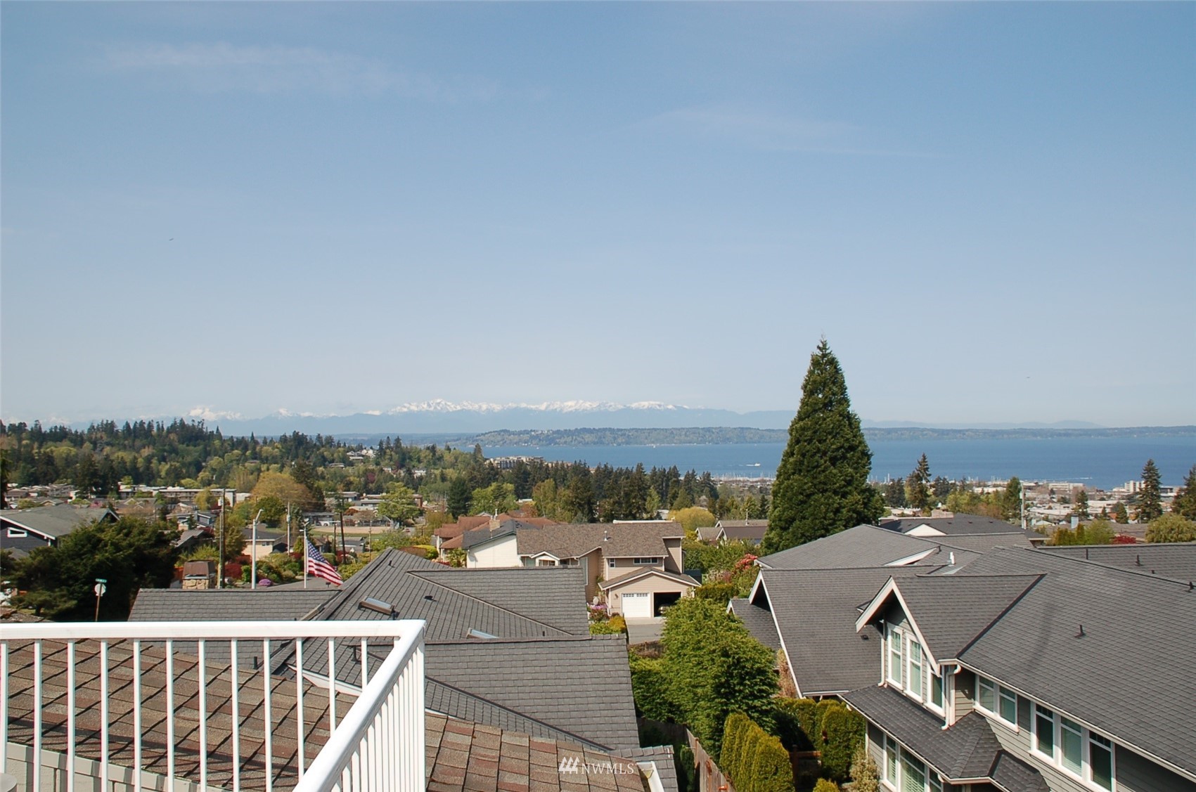831 Pine Street Edmonds, WA 98020 - Photo 33 of 35 an aerial view of multiple house