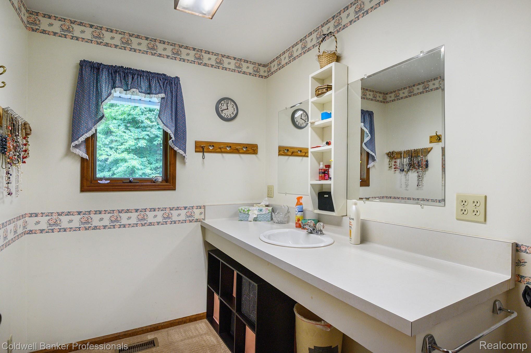 6522 East River Road Flushing, MI 48433 - Photo 19 of 29 Powder Room