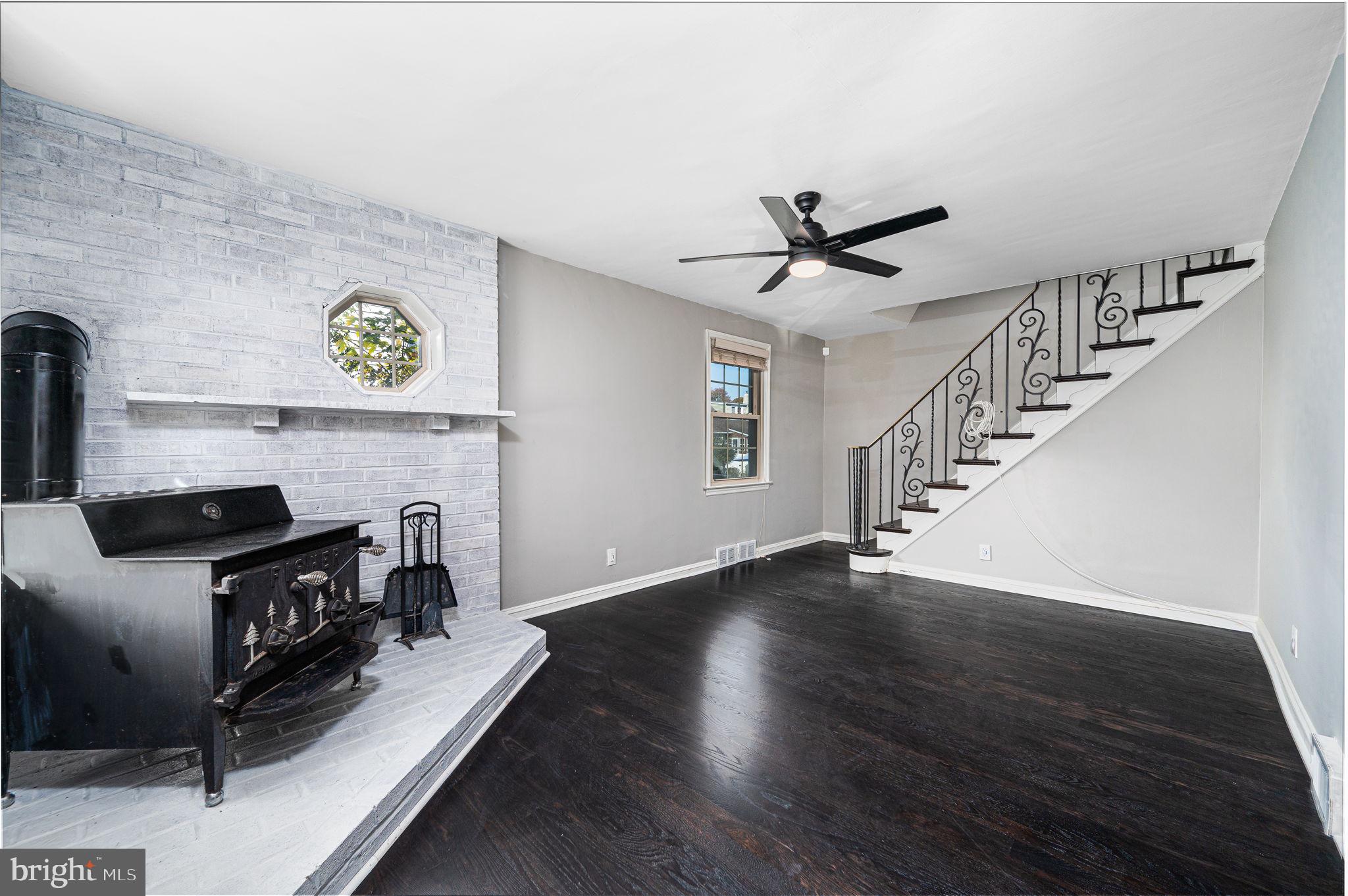 13 Ridley Drive Wallingford, PA 19086 - Photo 4 of 19 Cozy Living Room