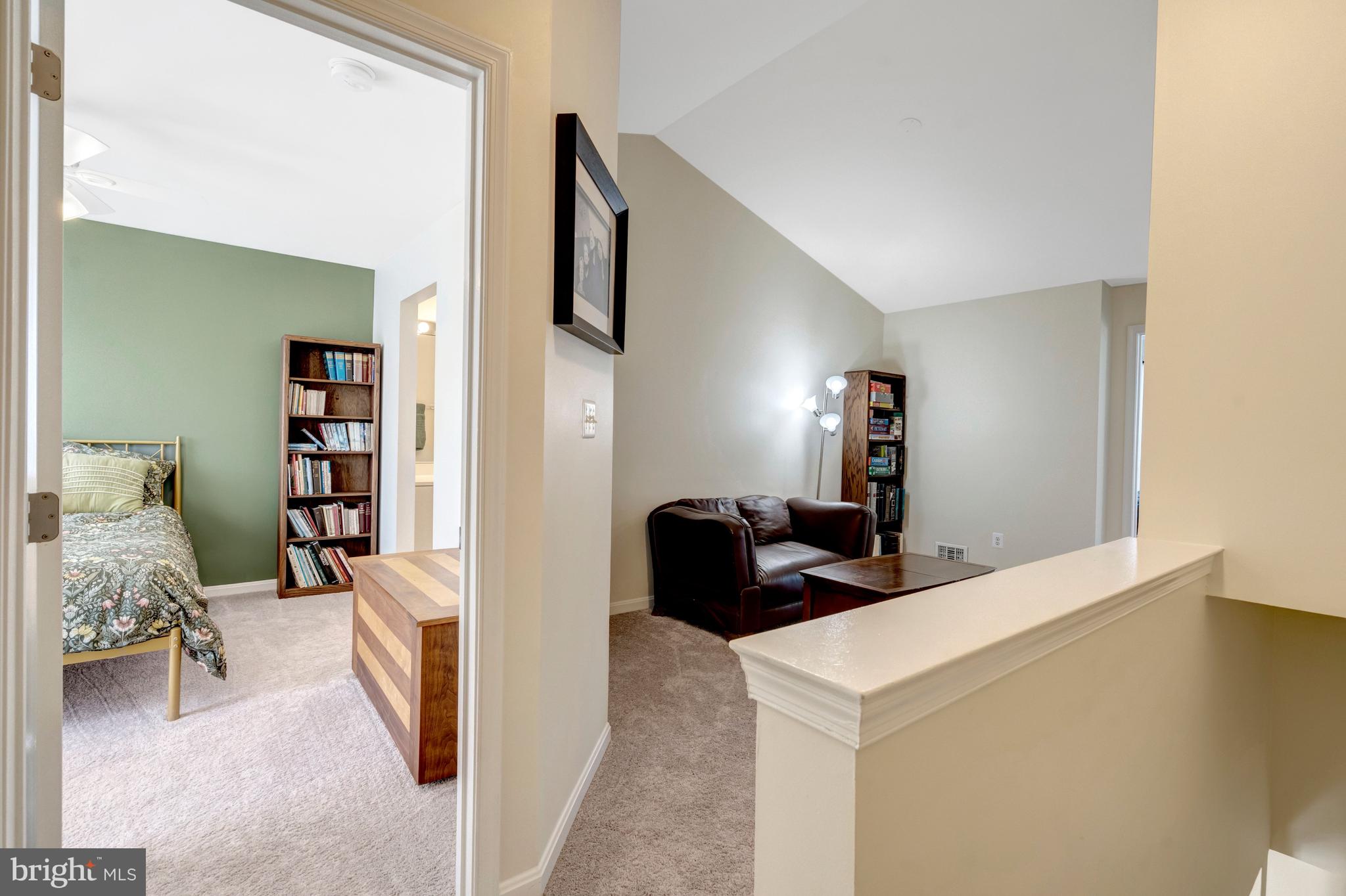 43546 Mink Meadows Street Chantilly, VA 20152 - Photo 29 of 48 a living room with furniture and a lamp