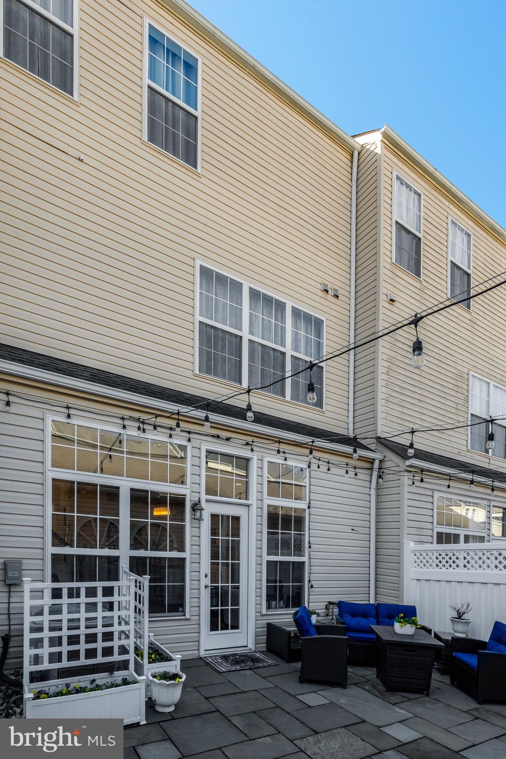 43546 Mink Meadows Street Chantilly, VA 20152 - Photo 44 of 48 a view of a large white building