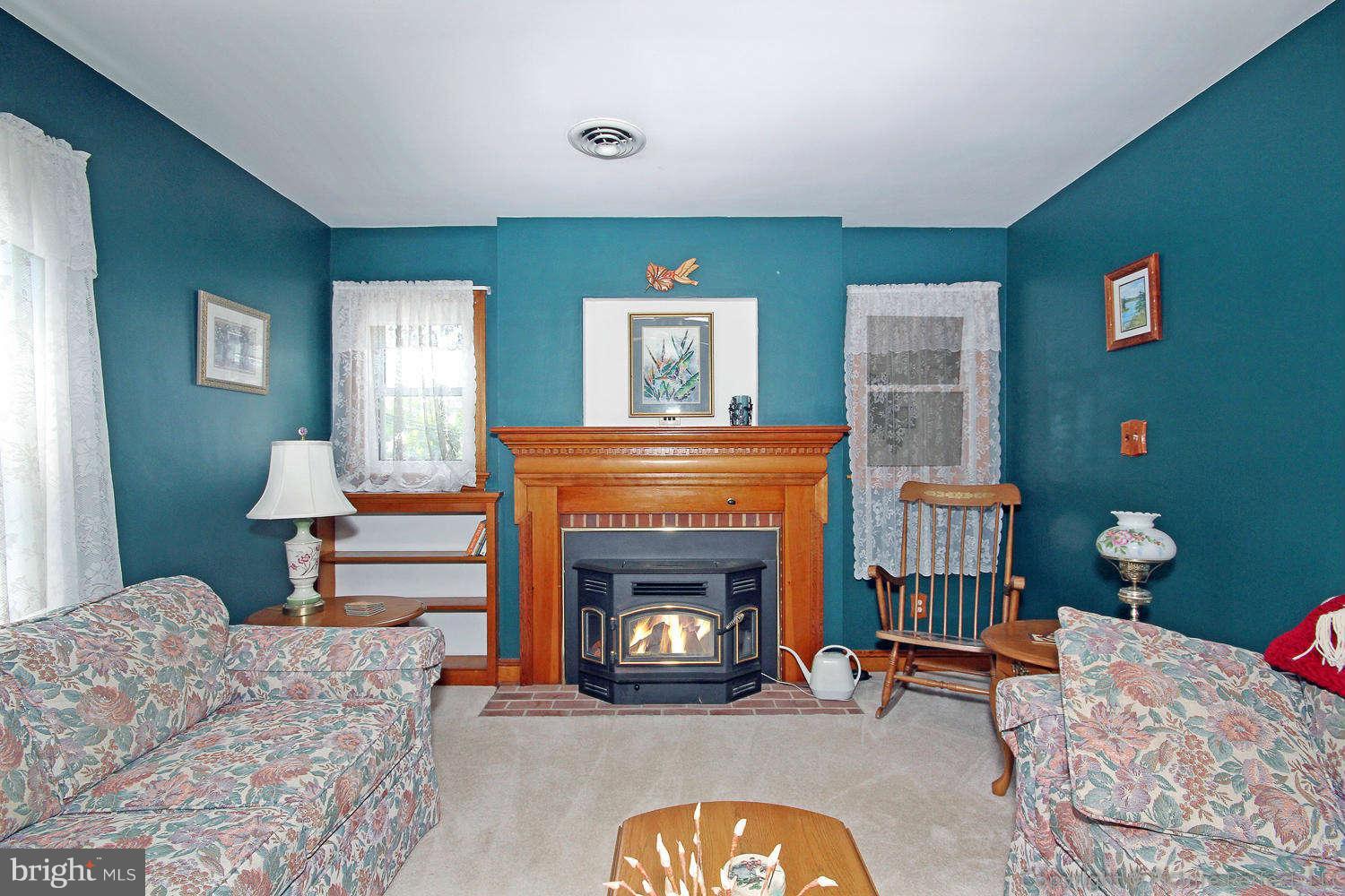 805 Washington Road Westminster, MD 21157 - Photo 8 of 30 Living Room