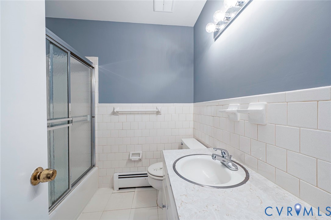 7514 Cold Harbor Road Mechanicsville, VA 23111 - Photo 12 of 34 Full hallway bathroom
