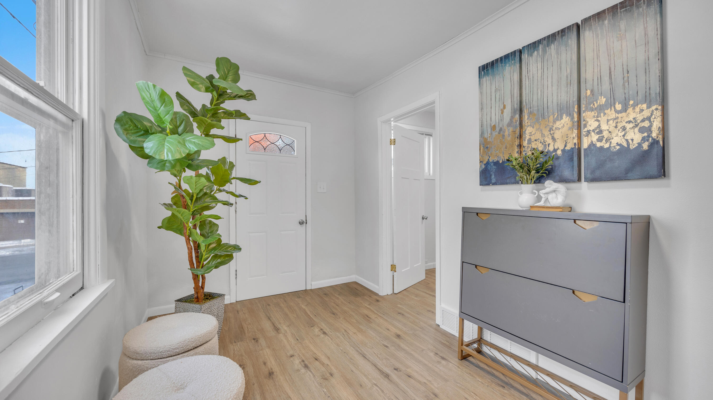 1118 South 13th Street Sheboygan, WI 53081 - Photo 7 of 27 Living Room 1