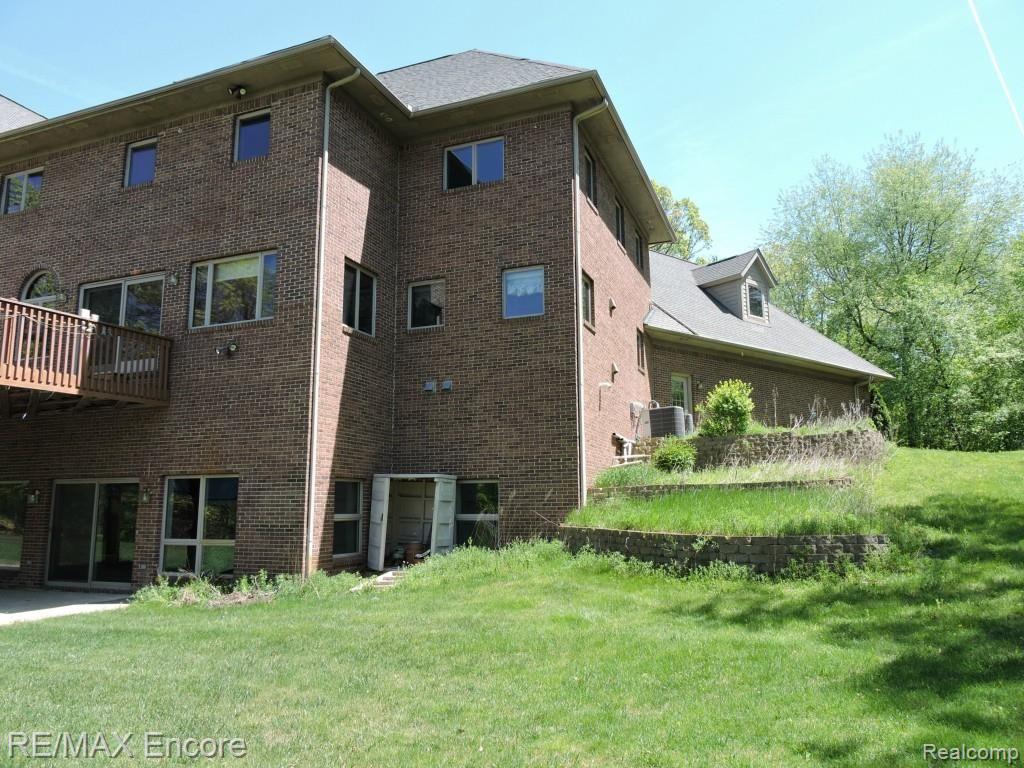 7674 Devins Ridge Clarkston, MI 48348 - Photo 5 of 42 back and side.jpg