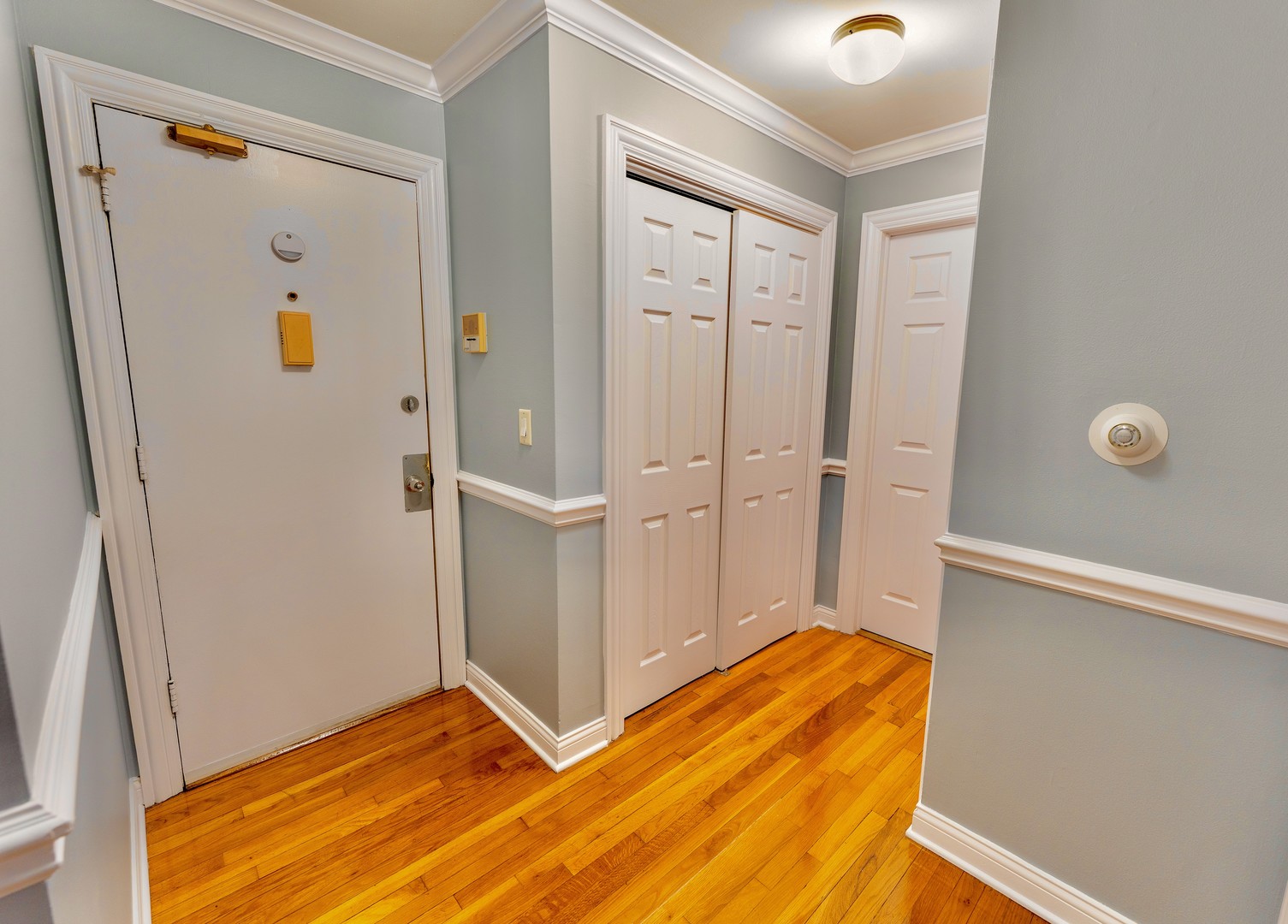 9561 Dee Road, Unit 107G Des Plaines, IL 60016 - Photo 3 of 12 a view of bathroom